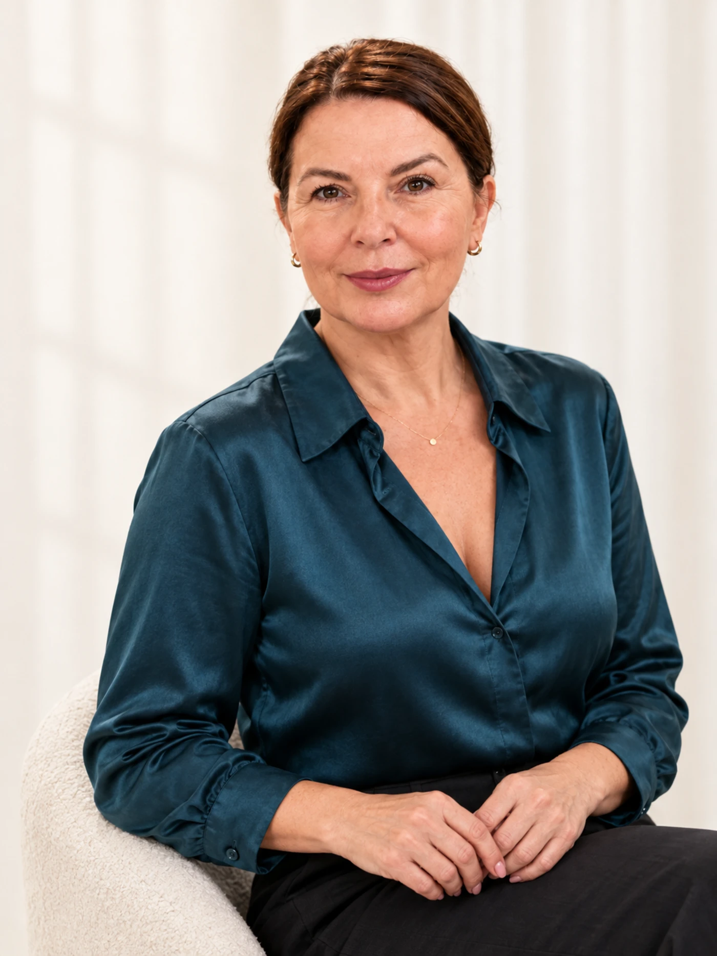 Katarzyna Bronikowska w eleganckiej atłasowej bluzce w kolorze petrol